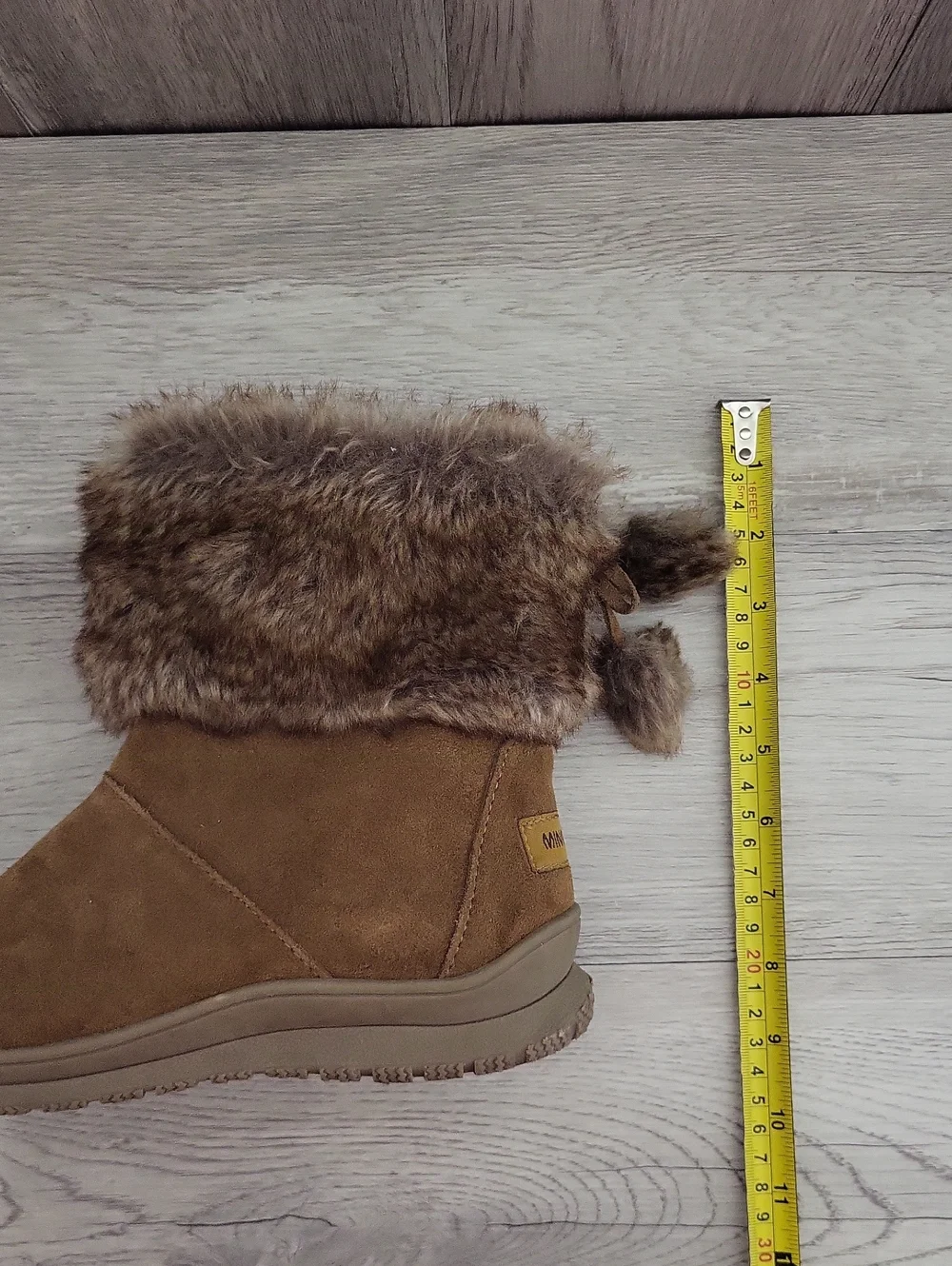 Minnetonka Womens 8 Tan Leather Ankle Boots Faux Fur Cuff Winter Cozy